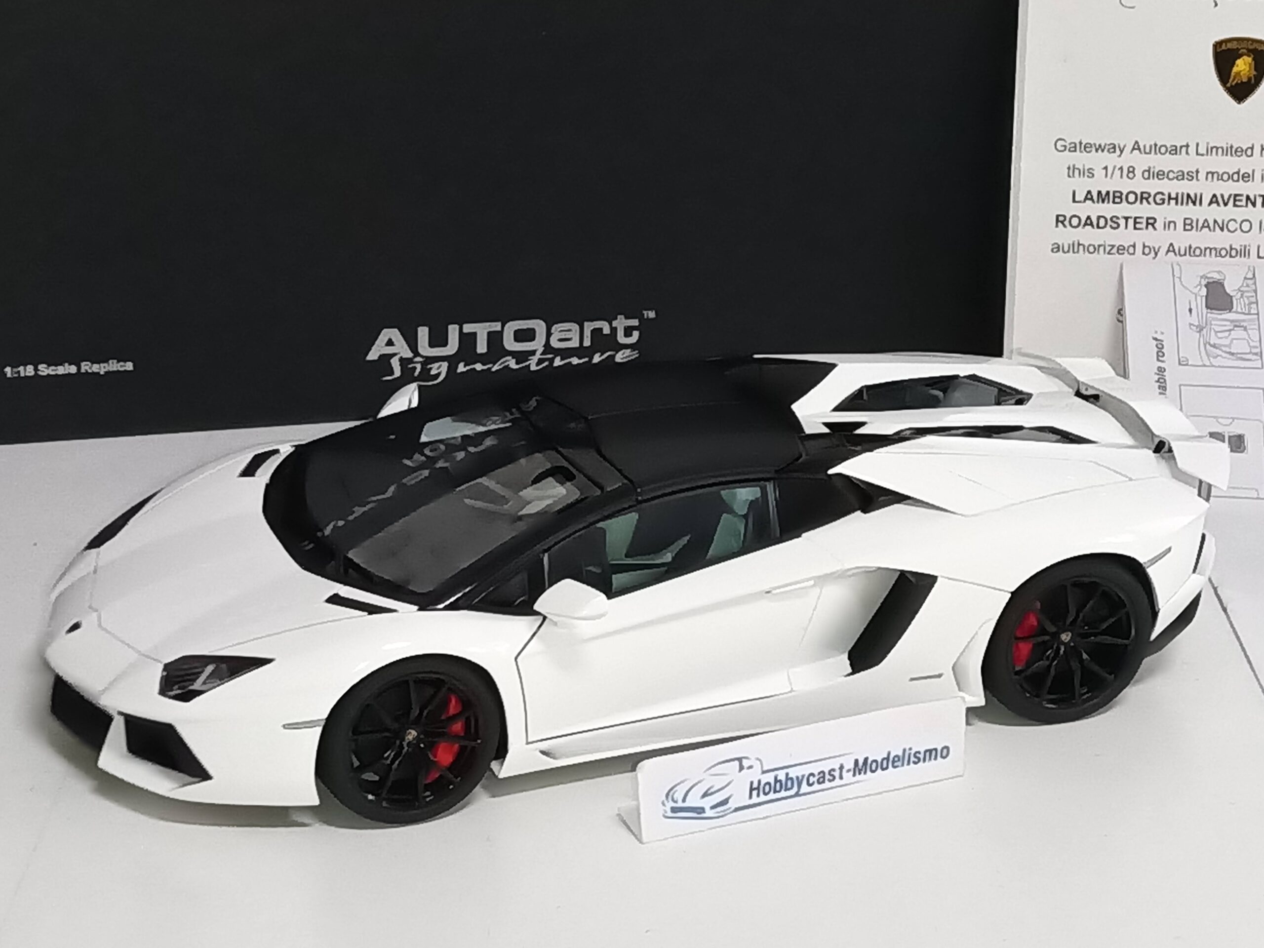 Lamborghini Aventador LP700-4 ROADSTER BIANCO ISIS/WHITE AUTOART 74696 1:18 - Imagen 3
