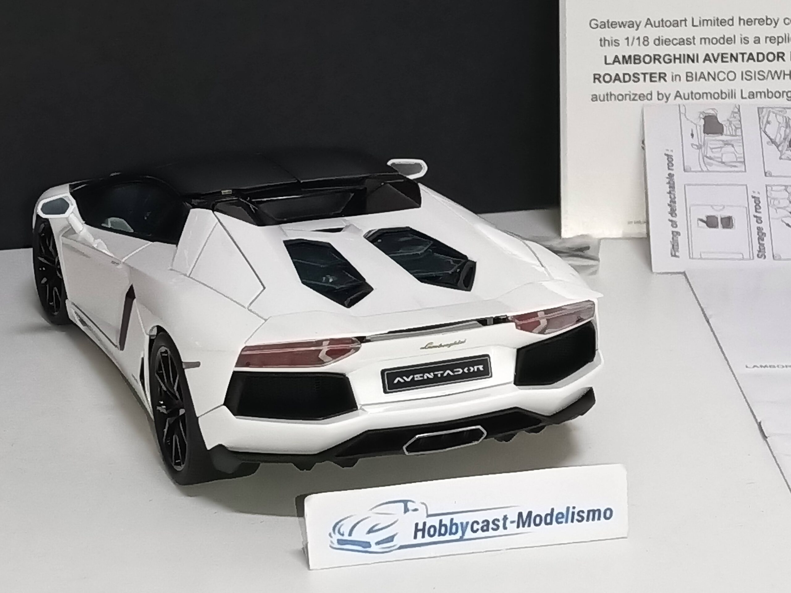 Lamborghini Aventador LP700-4 ROADSTER BIANCO ISIS/WHITE AUTOART 74696 1:18 - Imagen 6