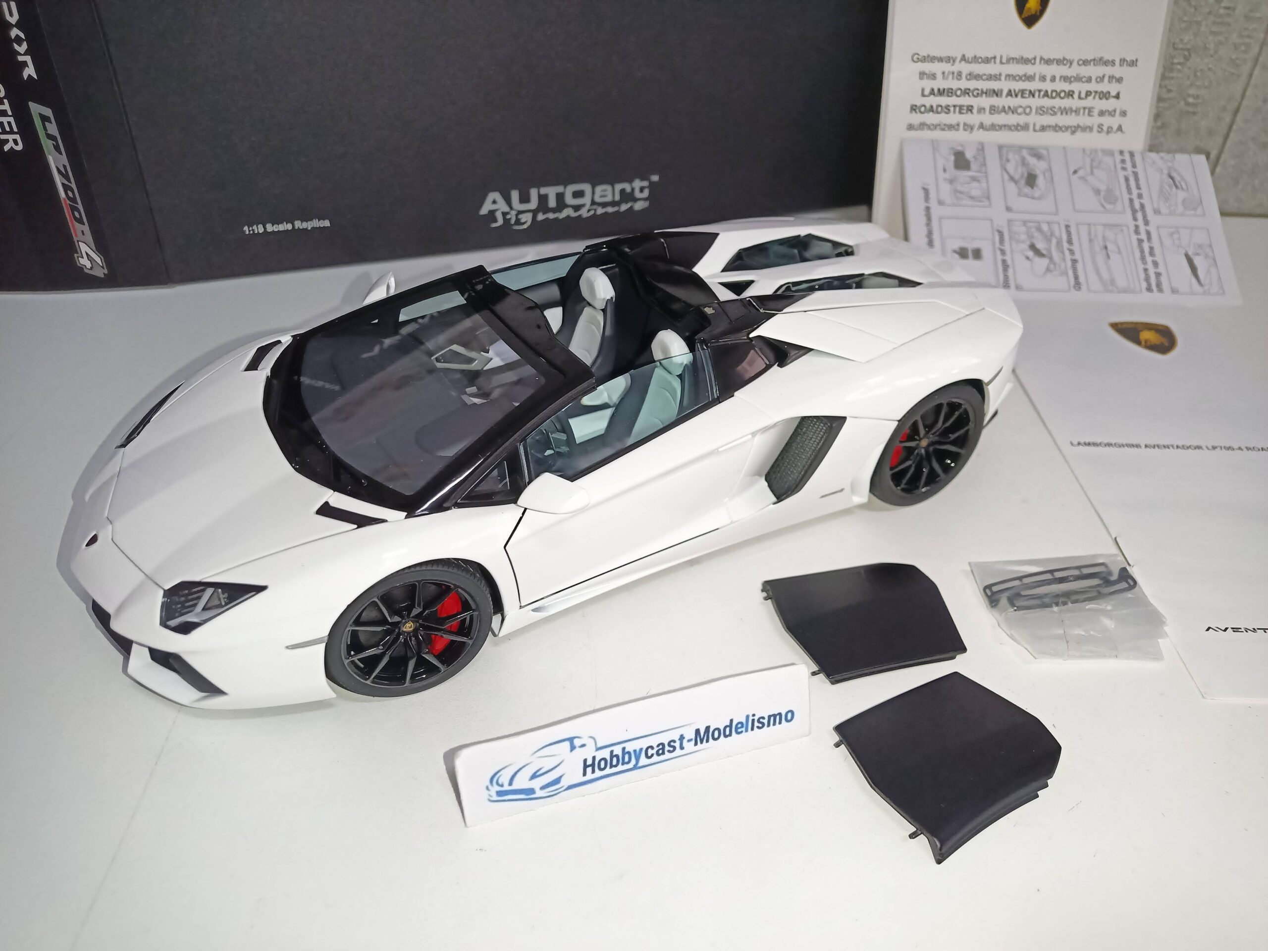Lamborghini Aventador LP700-4 ROADSTER BIANCO ISIS/WHITE AUTOART 74696 1:18 - Imagen 17