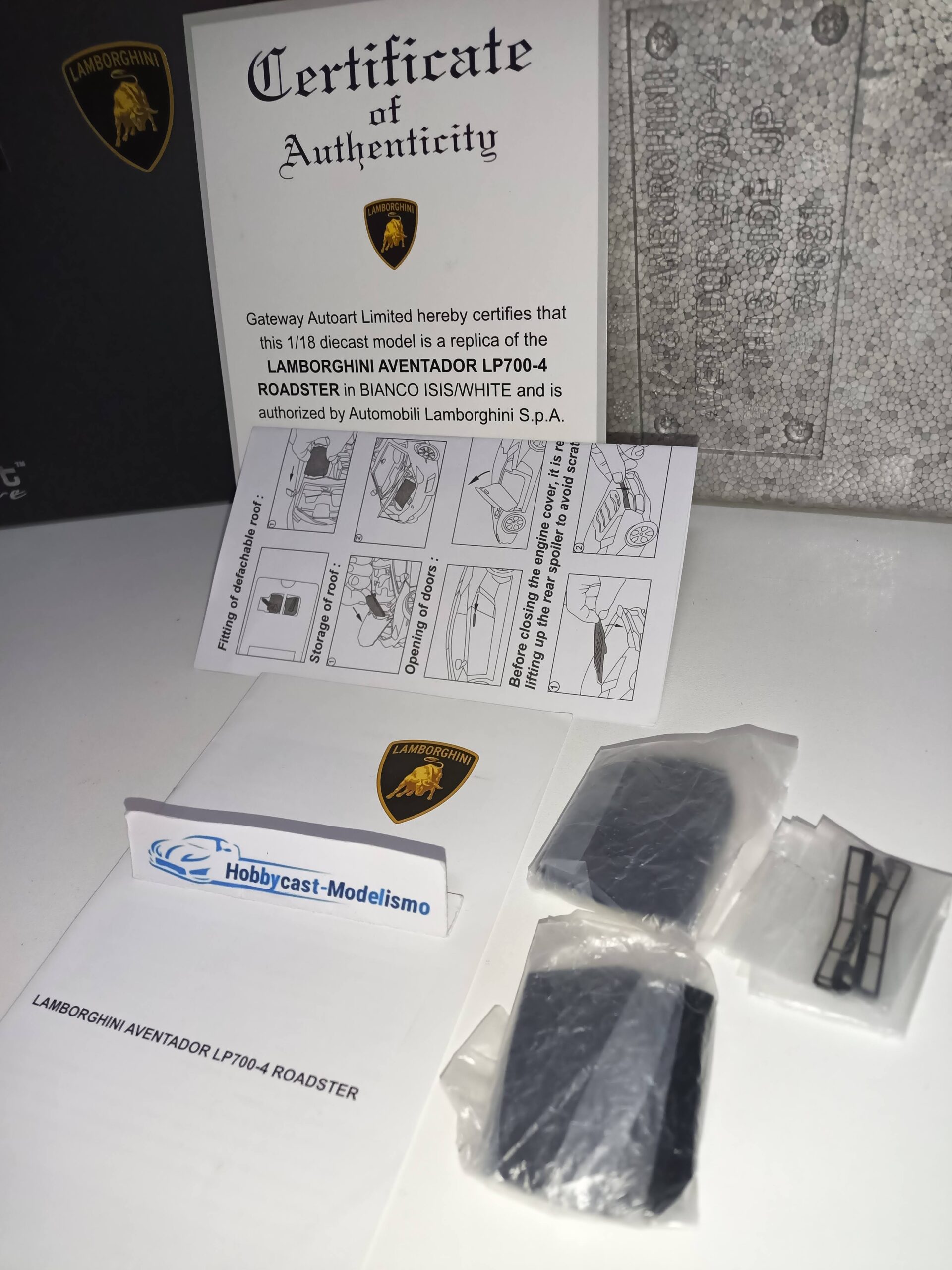Lamborghini Aventador LP700-4 ROADSTER BIANCO ISIS/WHITE AUTOART 74696 1:18 - Imagen 19