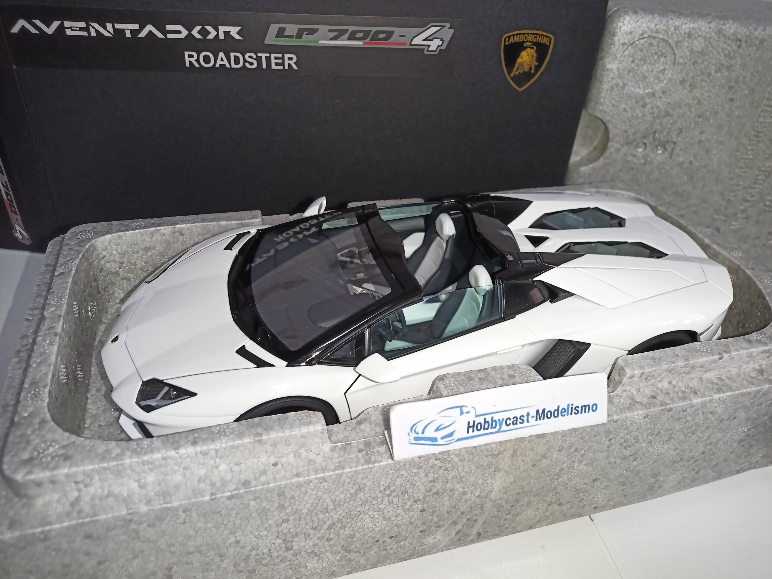 Lamborghini Aventador LP700-4 ROADSTER BIANCO ISIS/WHITE AUTOART 74696 1:18 - Imagen 20