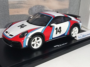 Porsche 911 (992) DAKAR #14 MARTINI LIBREA 2023 CON VITRINA INCLUIDA 1:18 SPARK WAP0210030PDKM
